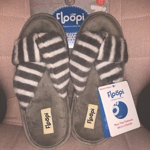 💗Free Gift W/Purchase💗 Soft Grey Women Slippers ~Size 7-8~